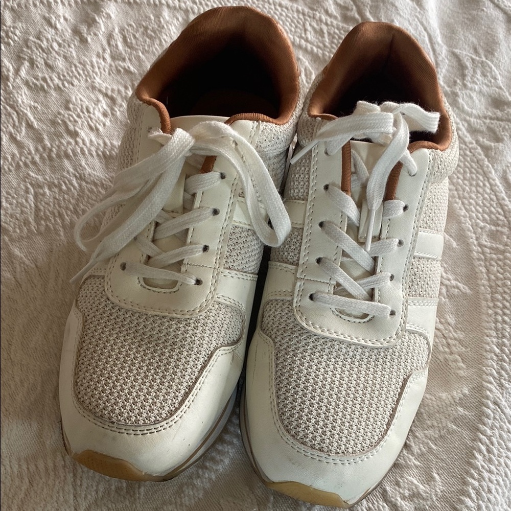 Size 7 banana republic cream fashion trainer